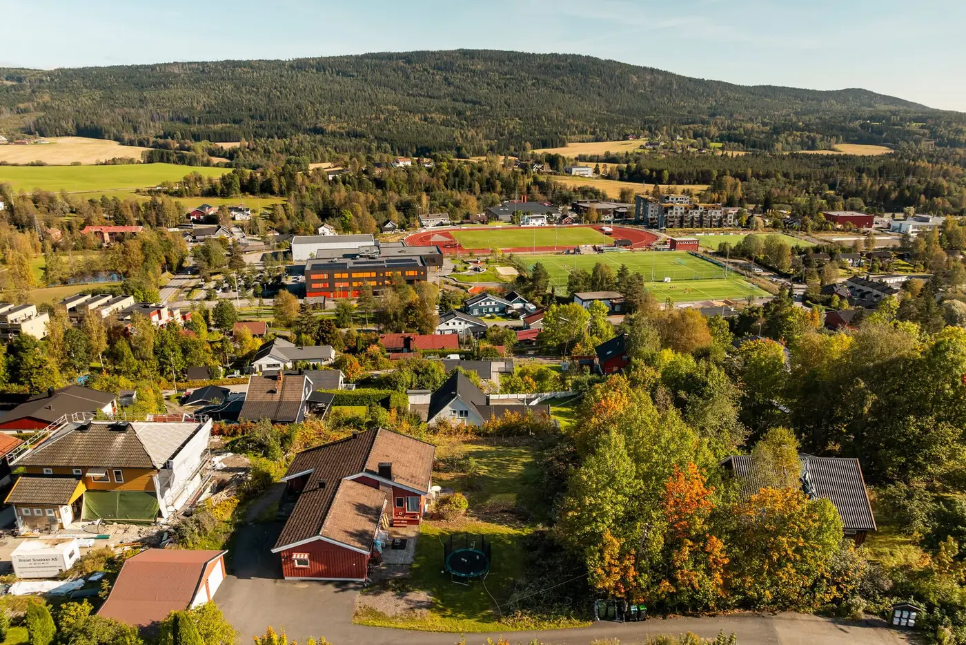 Fra stuevinduene i hovedetasjen er det utsikt ned til det nærliggende idrettsanlegget og videre over skog og vakre landbruksområder.