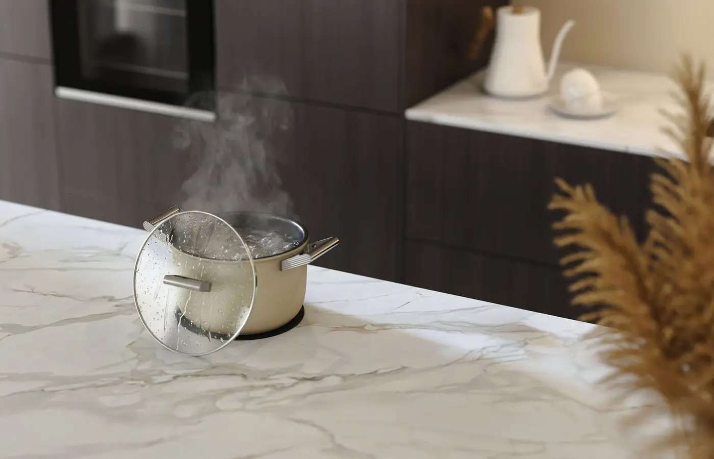 Dekton-benkeplate med 120 cm bred undercover-cooking sone, sømløst integrert i benkeplaten.
