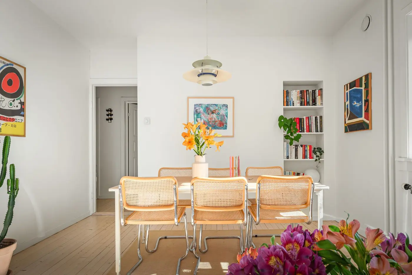 Sosial samlingsplass: God plass til å ha stort spisebord fremme til enhver tid.